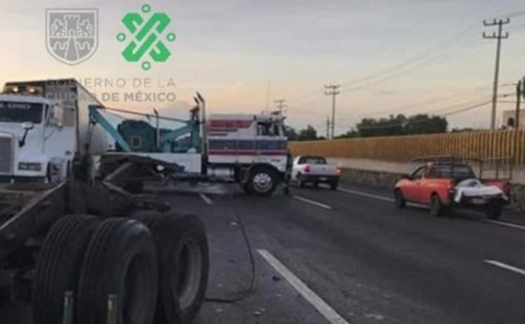 Volcadura genera caos vial en la carretera México-Puebla