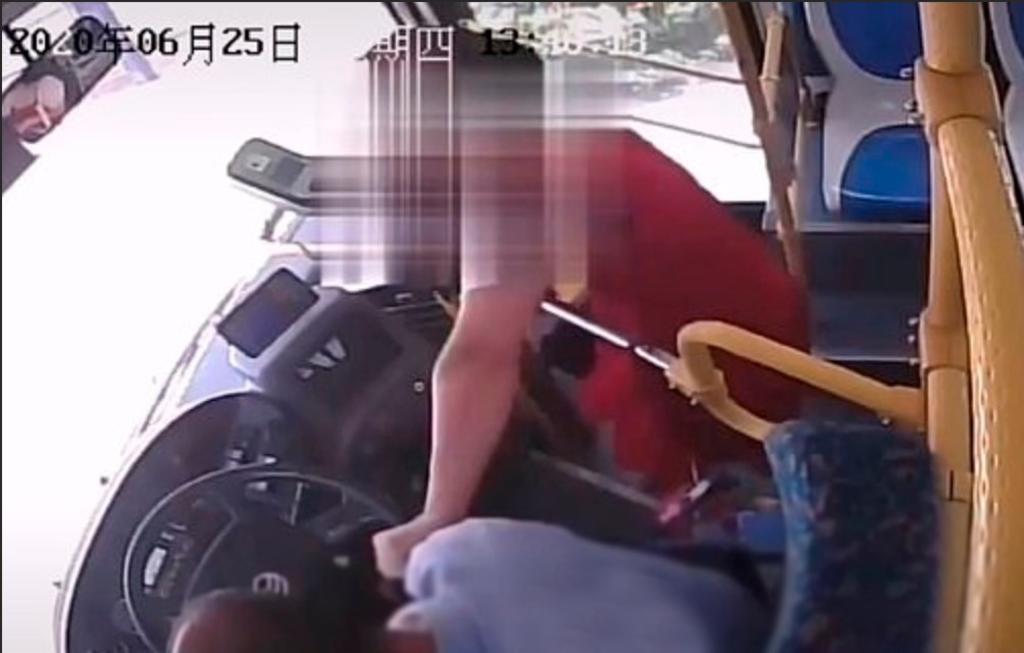 Mujer golpea a chofer de autobús tras quedarse dormida y perder su parada