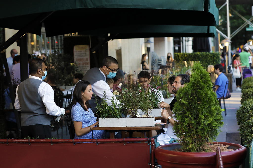 Pospone Nueva York indefinidamente vuelta al interior de bares y restaurantes