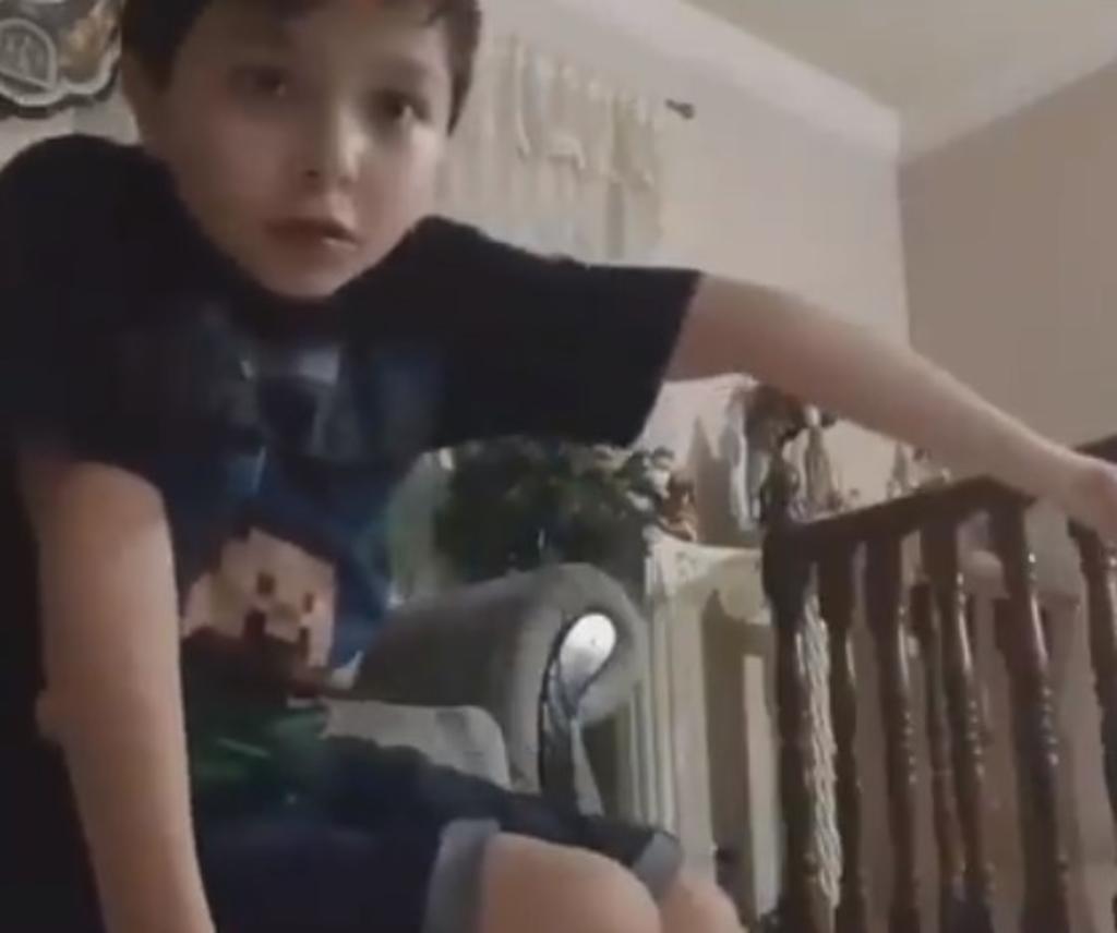 Reacción de niño al descubrir que se dislocó el brazo se hace viral