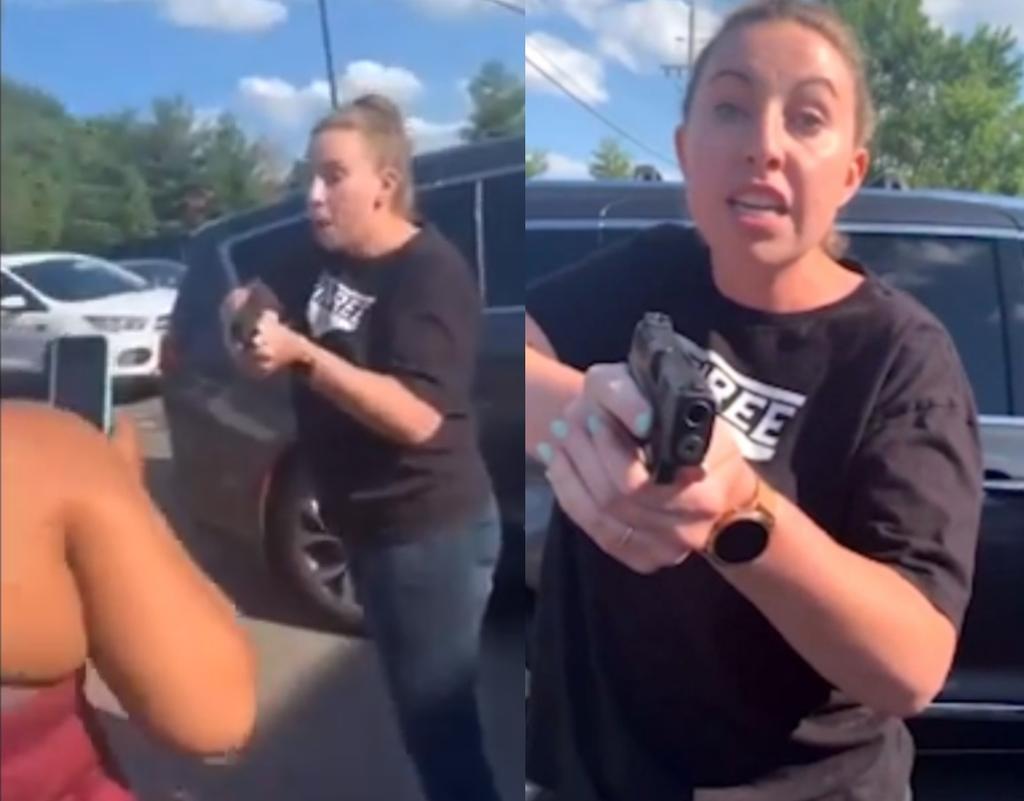 VIDEO: Mujer amenaza a madre e hija afroamericanas con una pistola