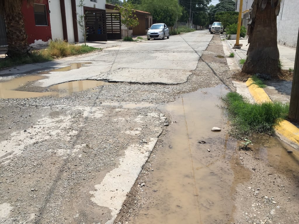 Denuncian vecinos 'fallas' en obra de drenaje en Lerdo