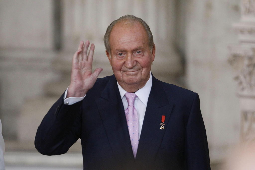 Señalan al rey Juan Carlos de ordenar estructura para recibir dinero en Suiza