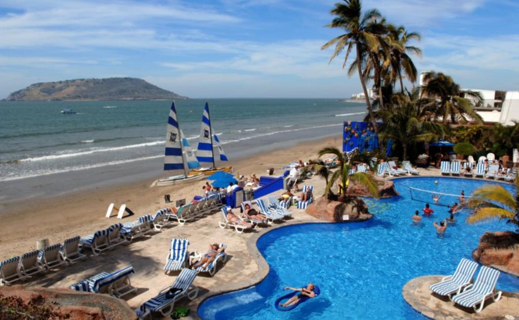 Playas de Sinaloa se saturan tras reapertura ante la pandemia