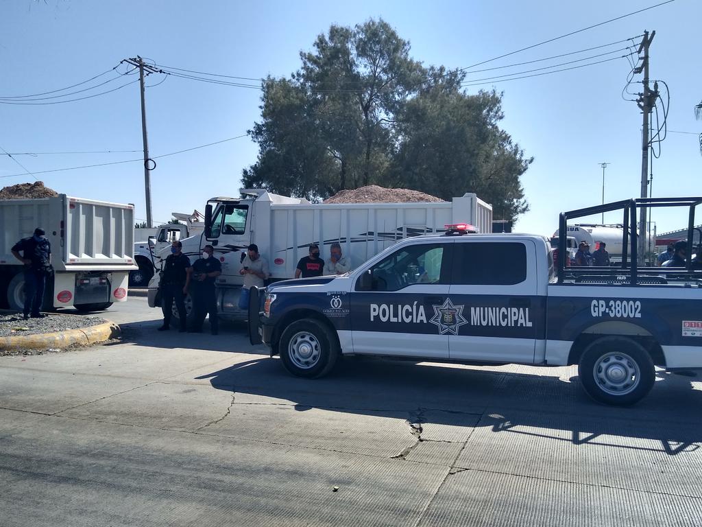 Transportistas bloquean el periférico de Gómez Palacio y la carretera a Chihuahua