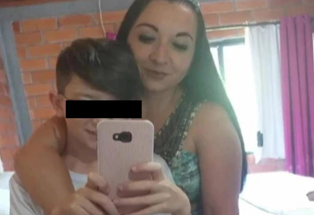 Mujer estrangula a su hijo de 11 años por jugar con el celular
