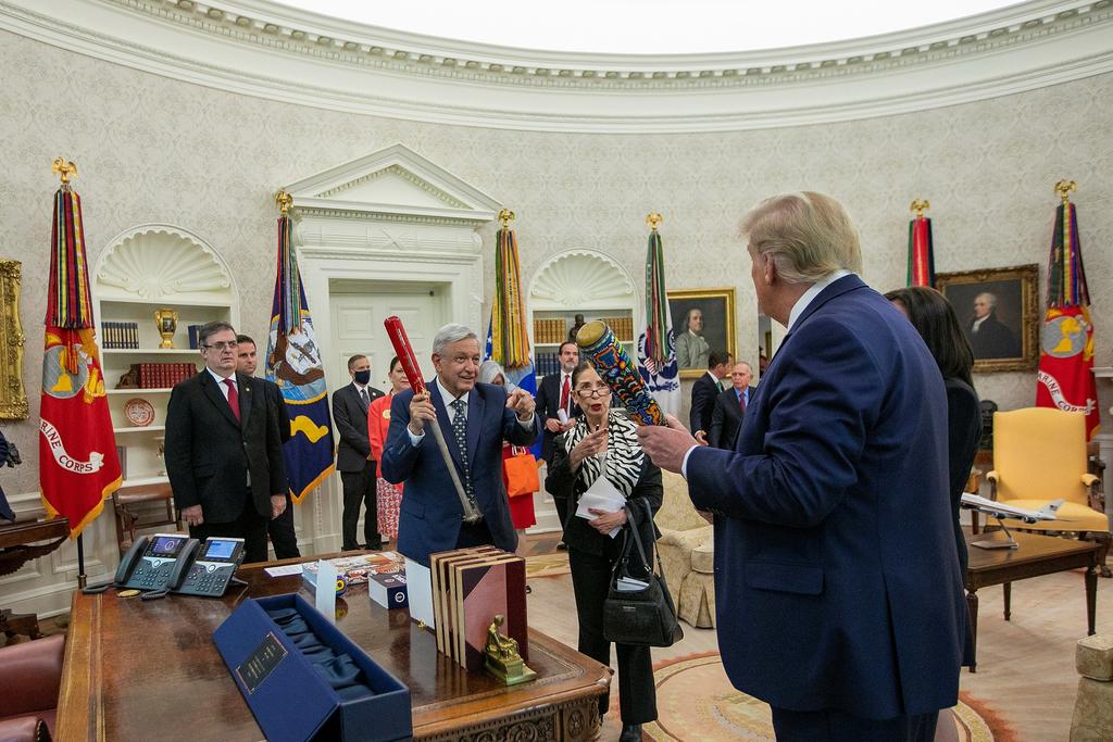 Se dan halagos AMLO y Trump durante encuentro en EUA