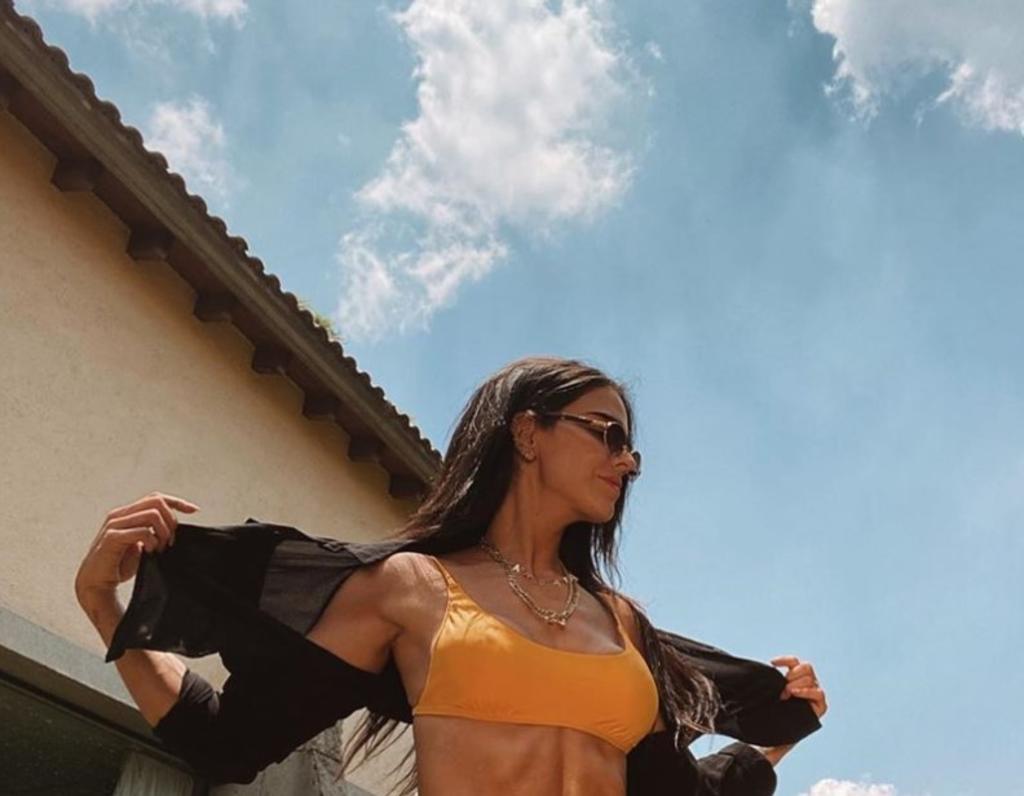 Bárbara de Regil presume su atlético cuerpo en bikini naranja