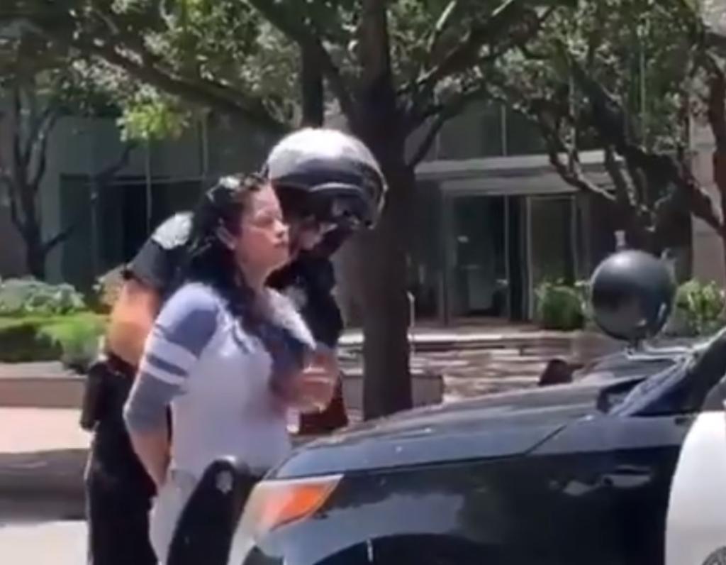 Captan a oficial tocando pechos de mujer durante arresto; se pasó un alto