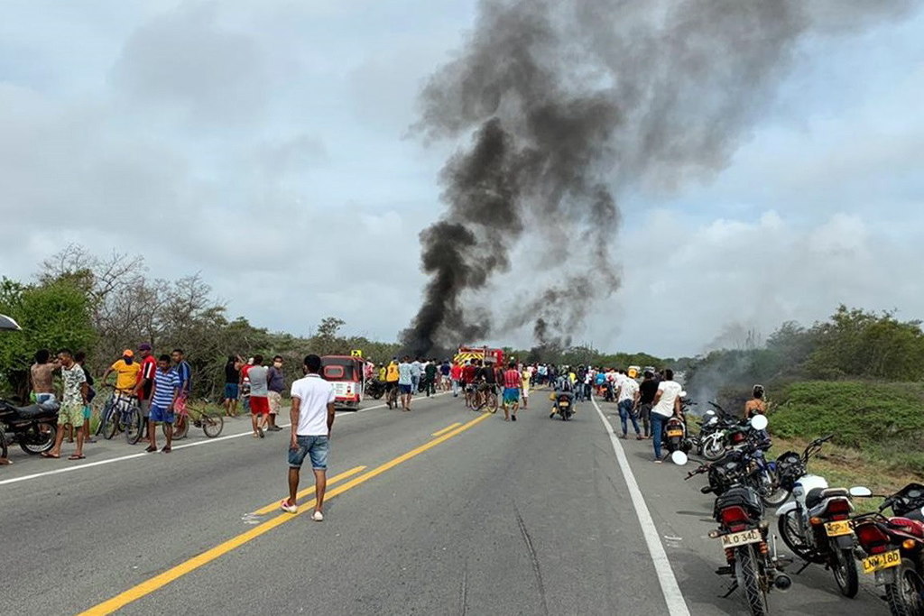 Suman 21 muertos tras incendio de camión en Colombia