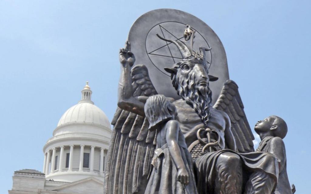Templo satánico planea demandar al estado de Misisipi por colocar a 'Dios' en su bandera