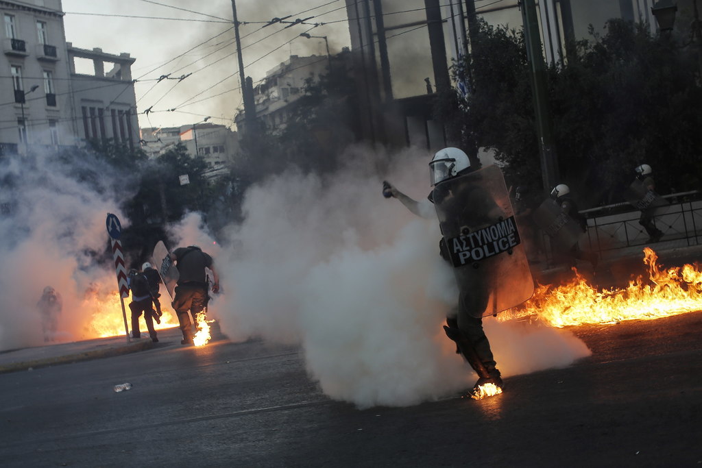 Dispersan protestas violentas en Grecia