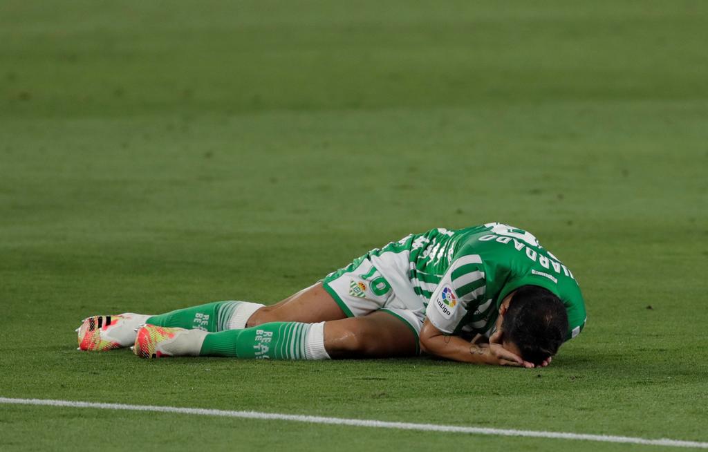 Andrés Guardado sale lesionado del partido ante el Atlético de Madrid