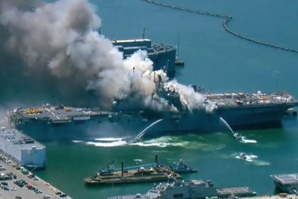 Incendio en buque militar en San Diego deja once heridos