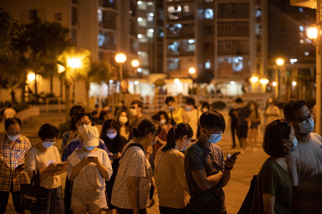 Salen miles de personas a votar en Hong Kong