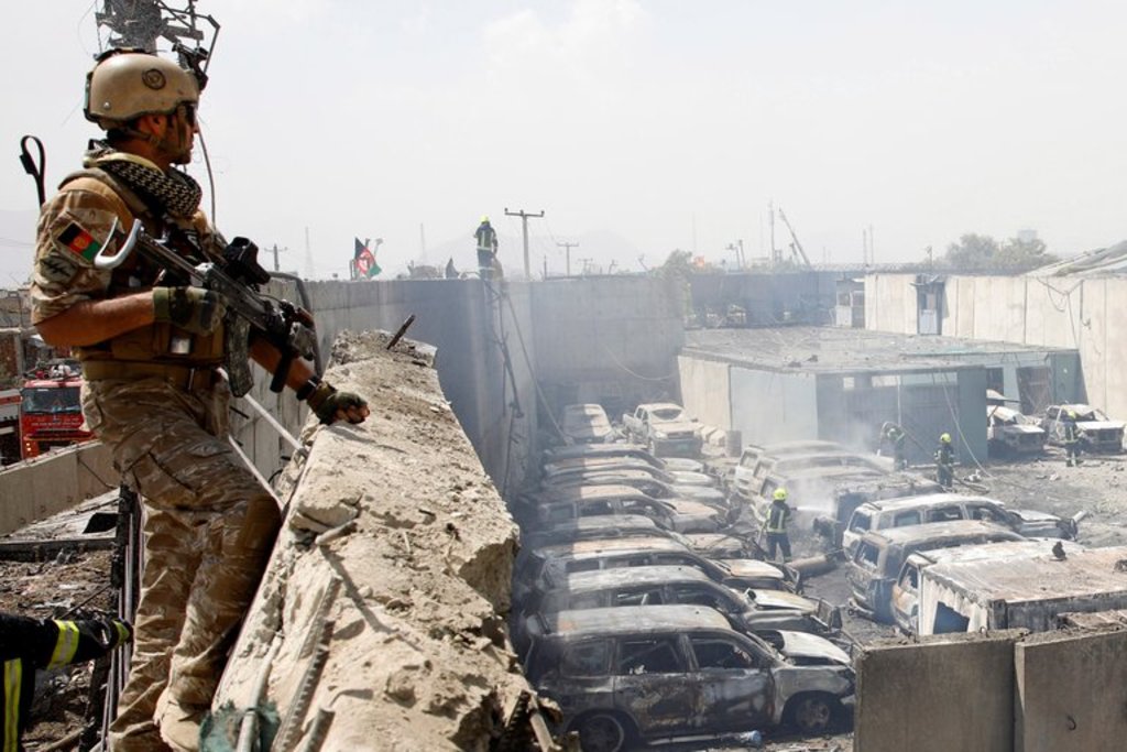 Ataque talibán a sede afgana deja 14 muertos