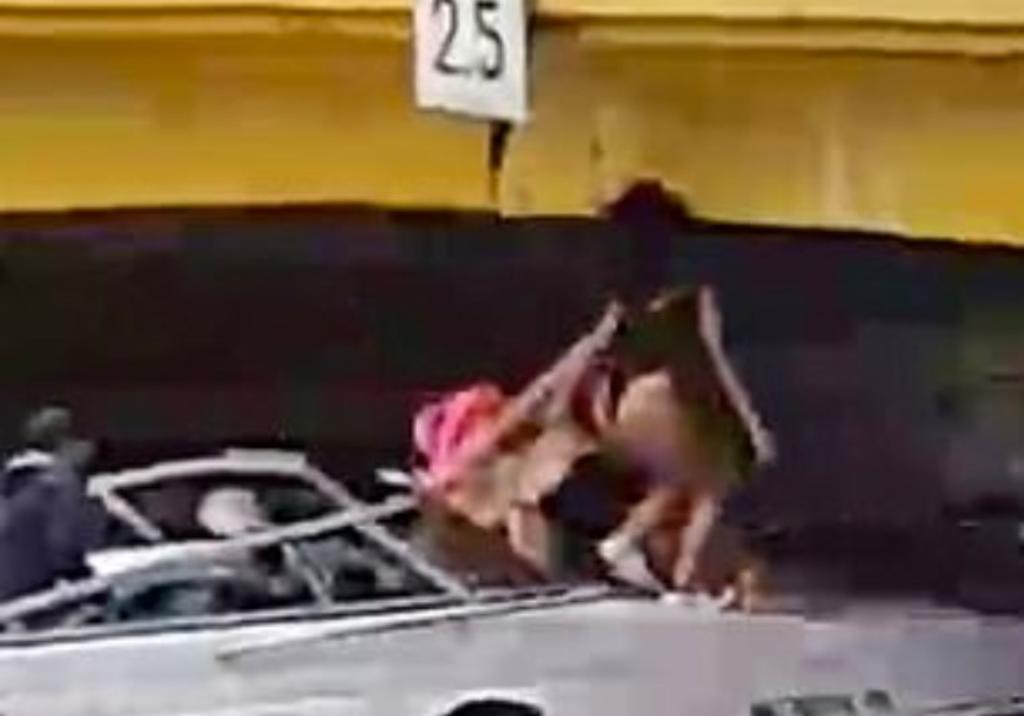 VIDEO: Chica en traje de baño bailaba en yate y se impactó con puente en desnivel