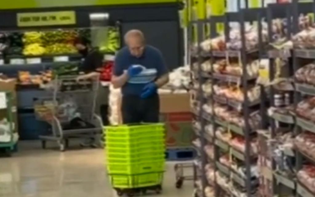 Captan a empleado limpiando canastas de supermercado con su saliva