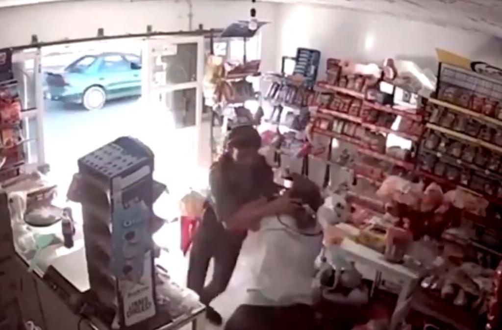 Mexicana frustra asalto armado en su tienda con solo golpes