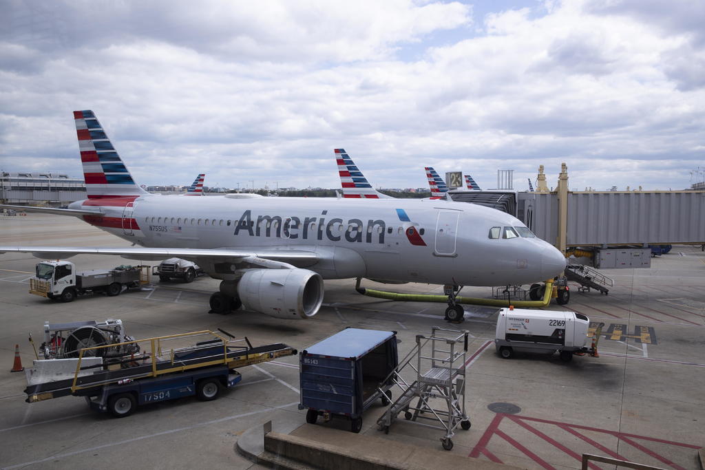 American Airlines advierte que suspendería a 25 mil empleados