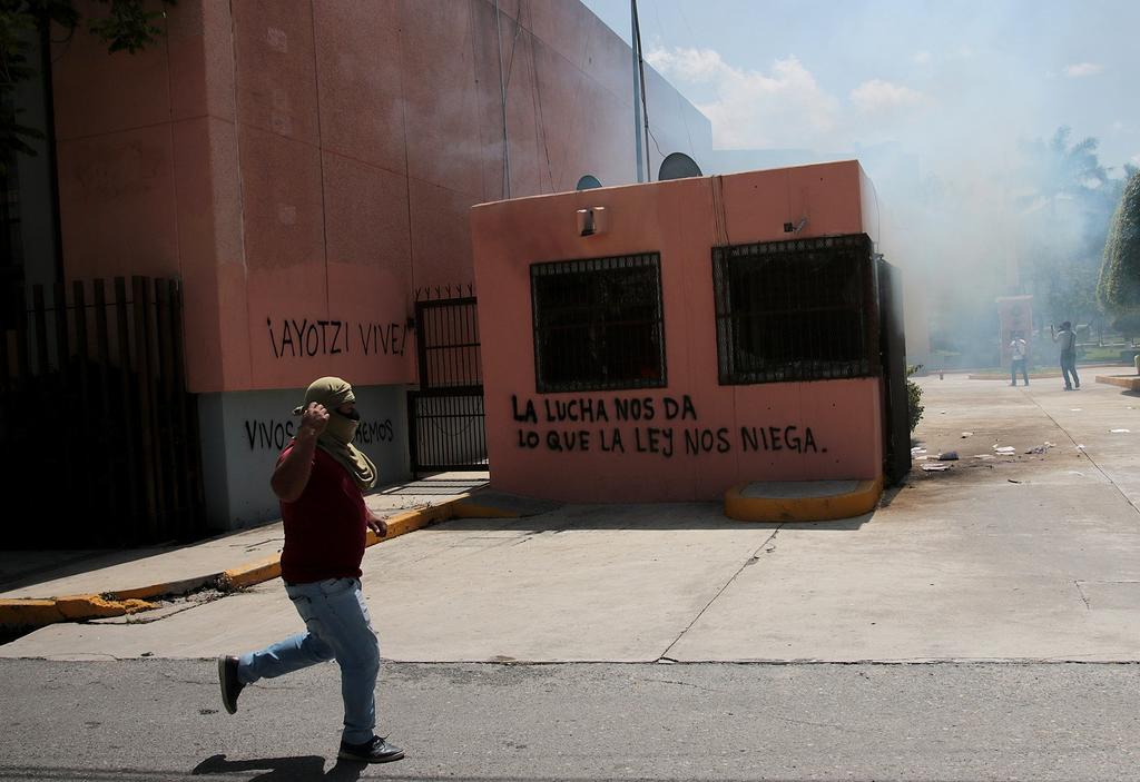 Estudiantes de Ayotzinapa protestan en Congreso de Guerrero