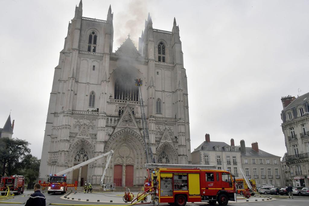 Detienen a hombre en investigación por incendio en Catedral de Nantes