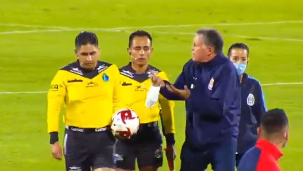 Ricardo Peláez rompe las medidas sanitarias ante reclamos al árbitro