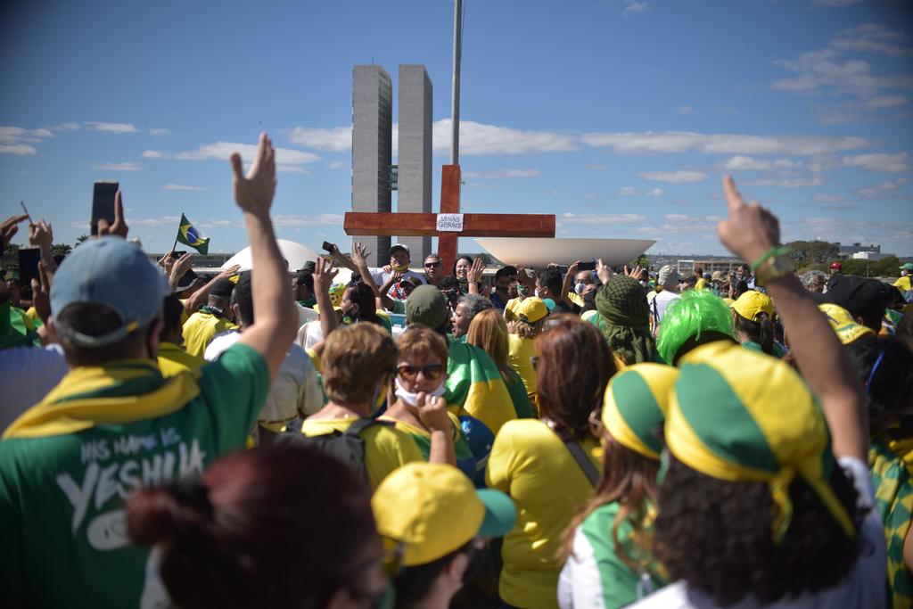 Marchan simpatizantes por salud de Bolsonaro
