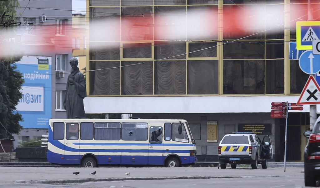 Hombre toma rehenes en autobús en Ucrania; autoridades negocian liberación