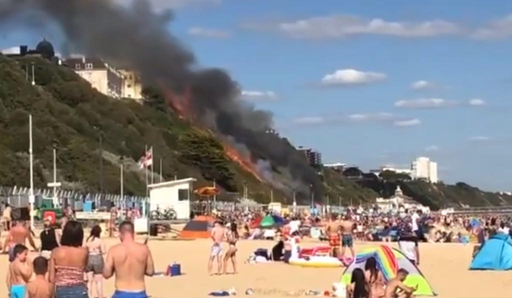 Registran fuerte incendio en playa británica llena de turistas