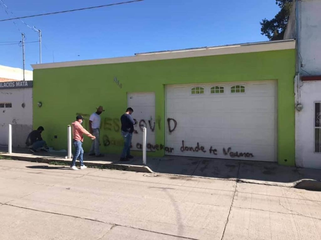 Ciudadanos pintan casa de enfermera amenazada en Durango