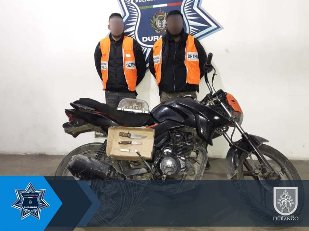 Tras persecución detienen a dos hombres en moto robada