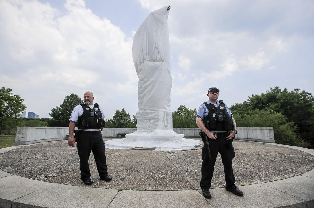 Retiran dos estatuas de Cristóbal Colón tras protestas raciales en Chicago