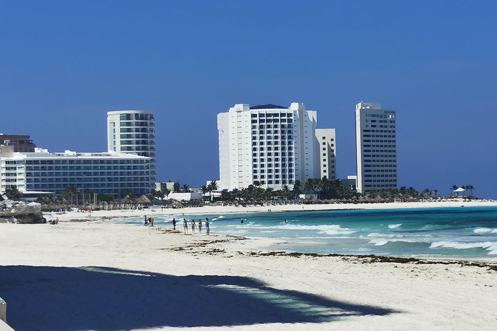 Cancún y Los Cabos vislumbran lenta recuperación tras COVID-19