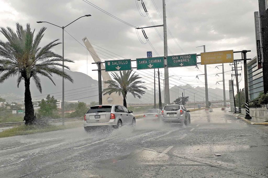 Por inundaciones suspenden actividades de industria y comercio en Nuevo León