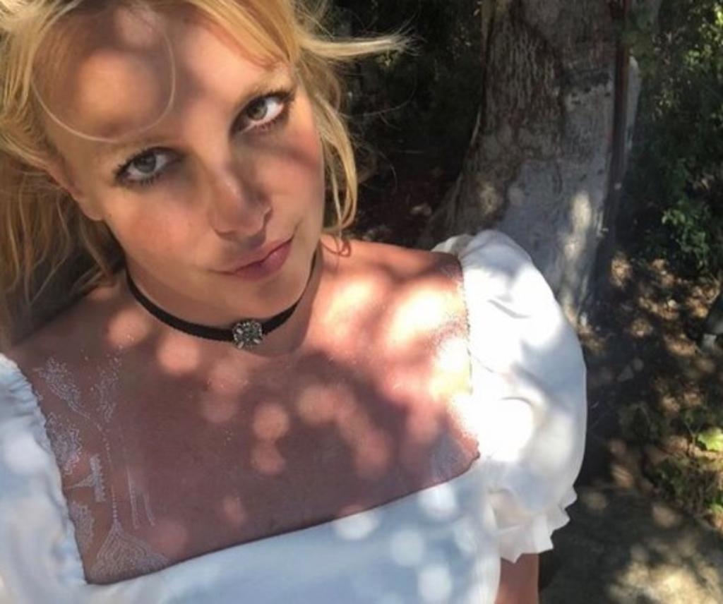 Britney Spears cubre en tatuajes de henna su cuerpo y lo presume en bikini