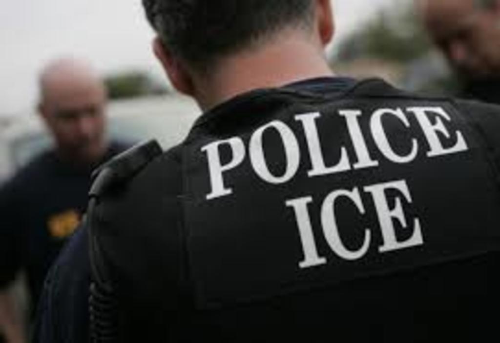 Pese a orden de jueza, ICE no libera a niños migrantes
