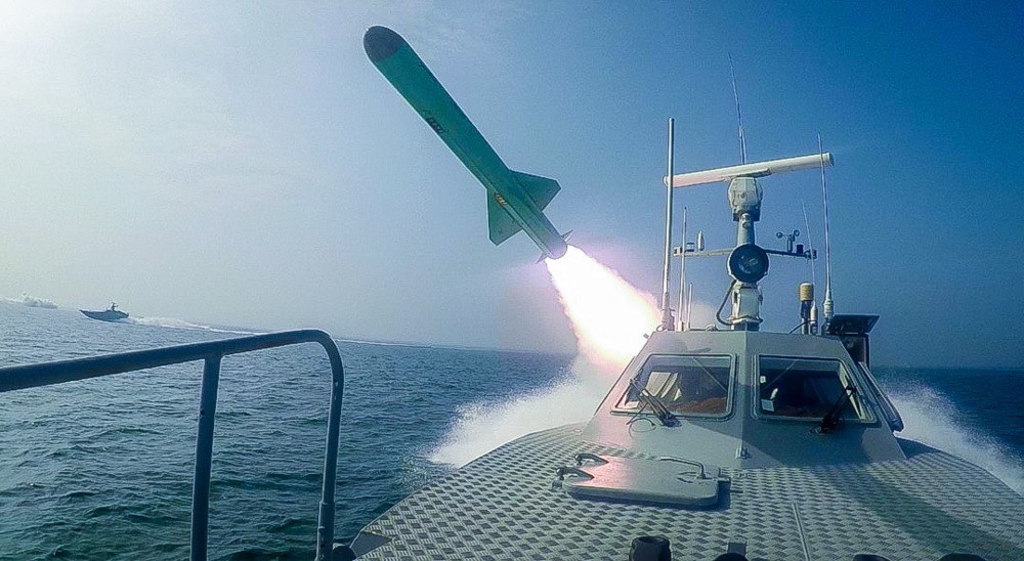 Lanza Irán misiles a portaavión de EUA