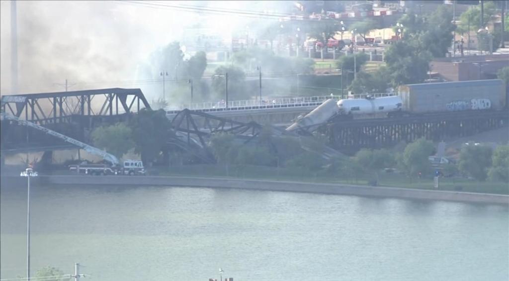 Tren se descarrila sobre un puente en Arizona y provoca incendio