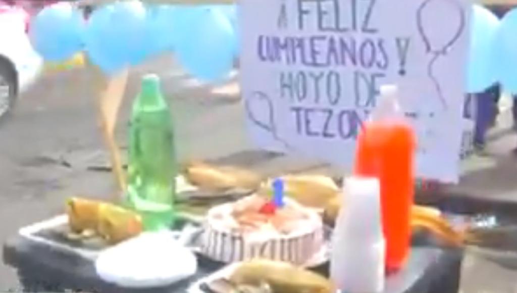 Vecinos celebran cumpleaños de un bache en la Ciudad de México