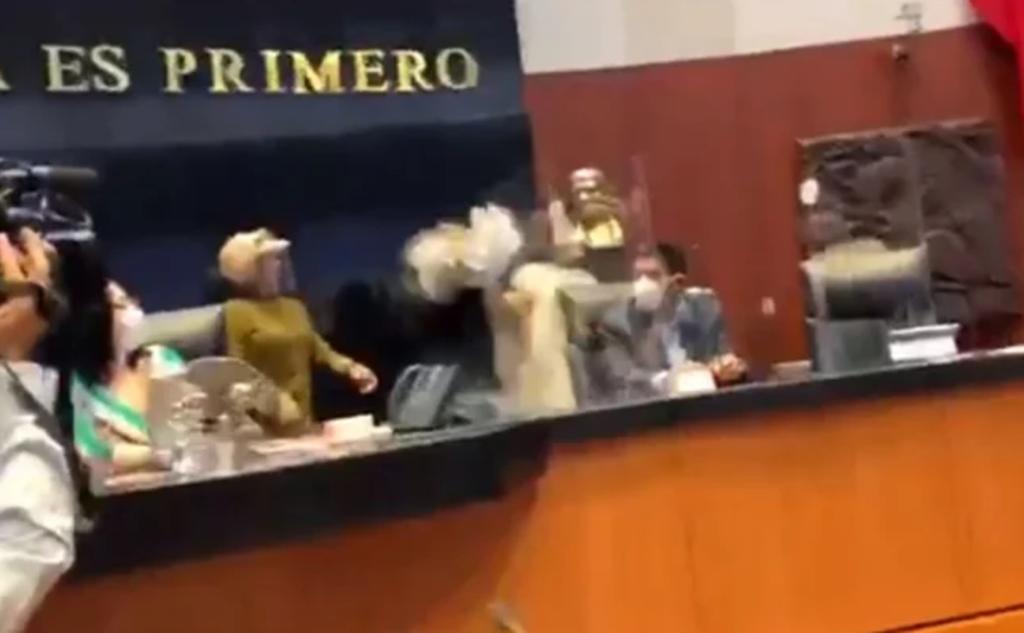 Senadora de Morena arrebata pancarta a panista que protestaba