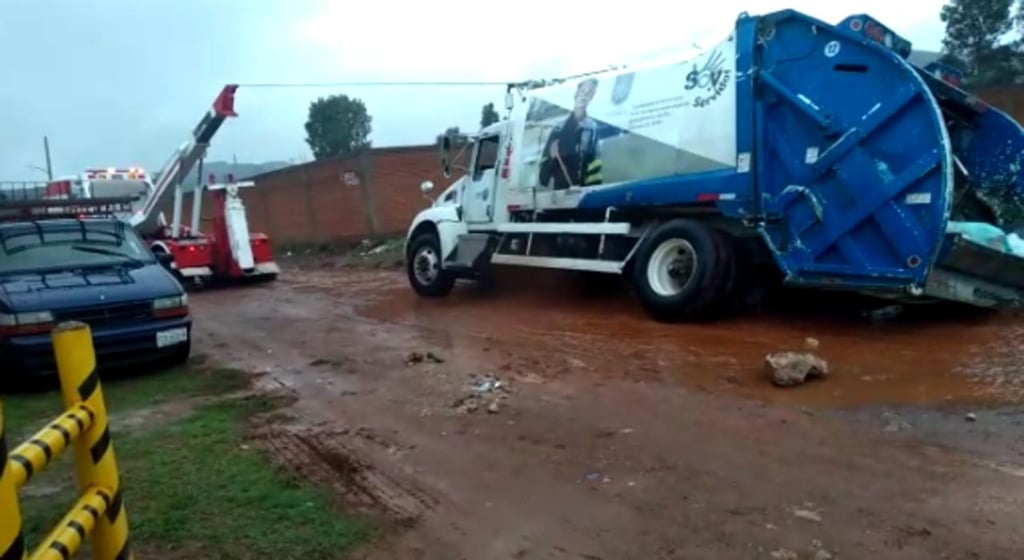 Se hunde camión de basura por lluvias