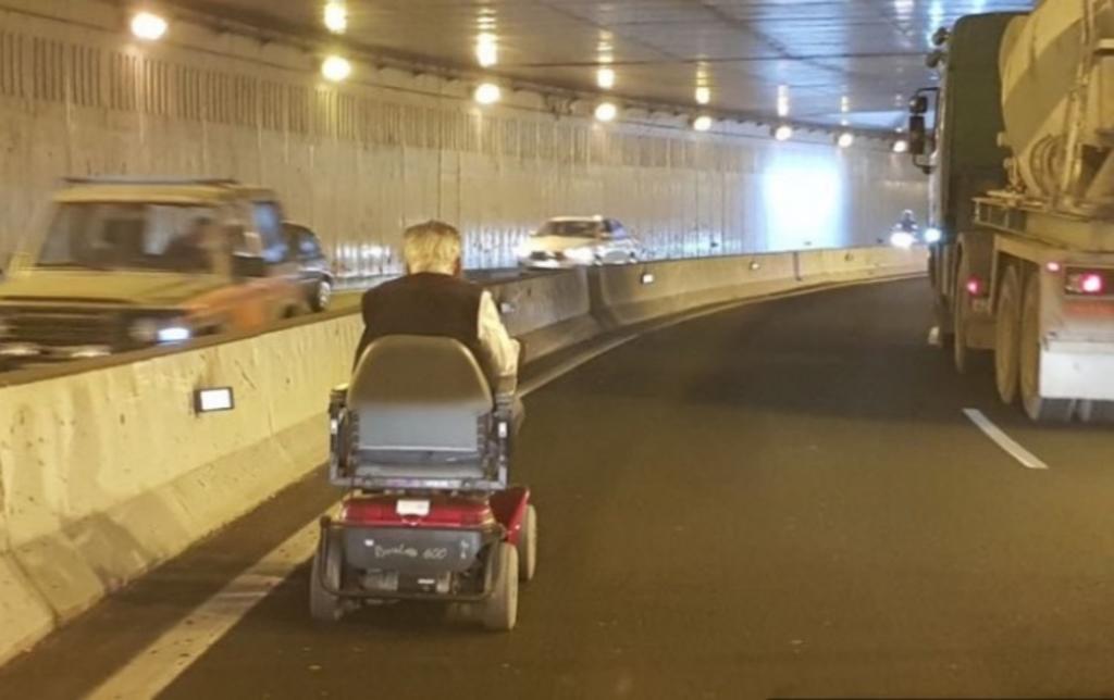 VIDEO: Anciano provoca caos vehicular con su silla de ruedas