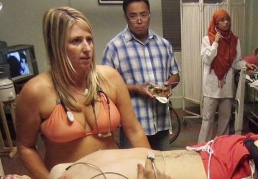 'Puedo usar lo que quiera'; doctora atiende a sus pacientes en bikini