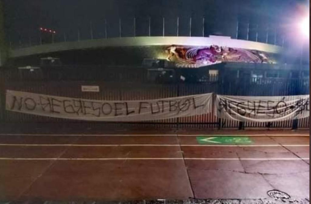 Protestan a las afueras del CU; 'No regresó el futbol, regresó el dinero'
