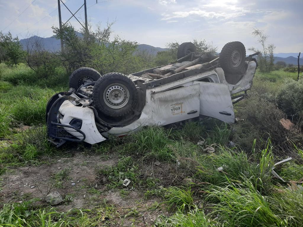 Vuelca camioneta sobre la carretera Gómez Palacio - Durango