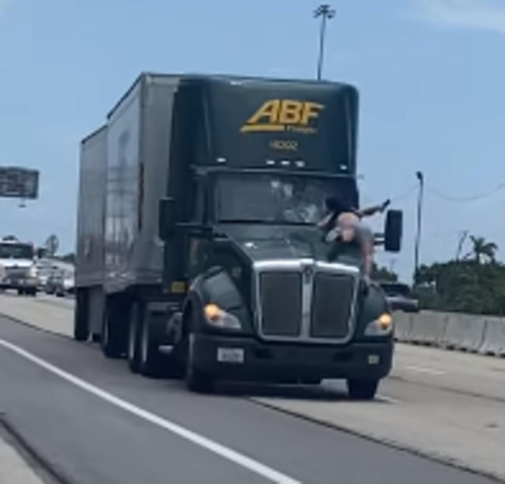 Hombre cuelga del capó de un camión en movimiento a lo largo de 14 kilómetros