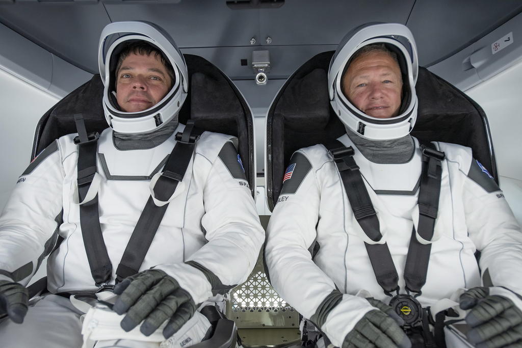 Regresan astronautas tras vuelo de prueba de SpaceX
