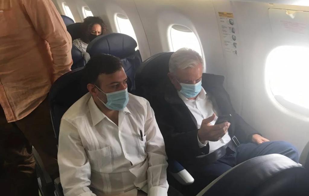 AMLO es captado de nuevo con cubrebocas en vuelo a Guadalajara