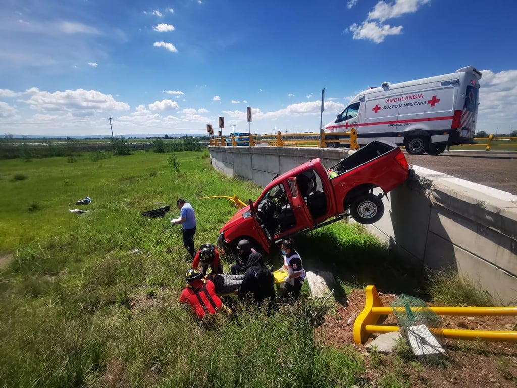 Camioneta cae del periférico; una lesionada
